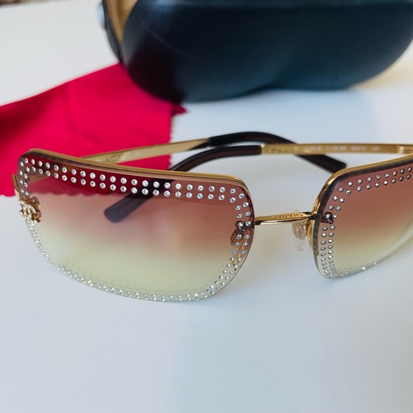 RARE ✨𝑪𝑯𝑨𝑵𝑬𝑳 VINTAGE SUNGLASSES ALL SWAROVSKI CRYSTALS - Picture 4 of 13